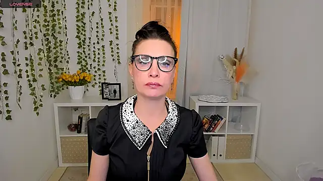 Evanessa Johns online show from April 28, 2026, 10:31 am