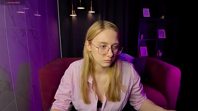 Snapshot of Liana_Ln chatting on December 15, 2025, 1:26 pm Liana Ln online show from December 15, 2025, 1:26 pm