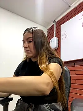 Snapshot of Adrimaretti chatting on November 18, 2025, 7:07 pm Adrimaretti online show from November 18, 2025, 7:07 pm