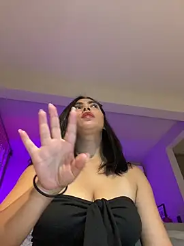 Sara-215 online show from June 6, 2026, 3:44 am