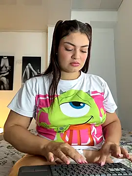 Snapshot of Itskari_ chatting on November 12, 2025, 5:35 pm Itskari online show from November 12, 2025, 5:35 pm