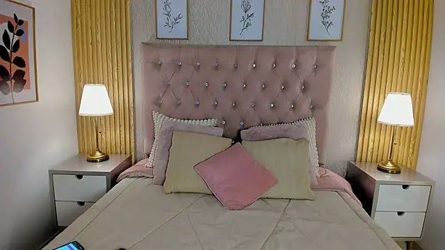 KamyGlam online show from June 18, 2026, 8:13 pm