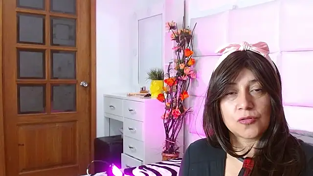 Snapshot of Caroline_belle chatting on November 13, 2025, 4:11 am Caroline belle online show from November 13, 2025, 4:11 am