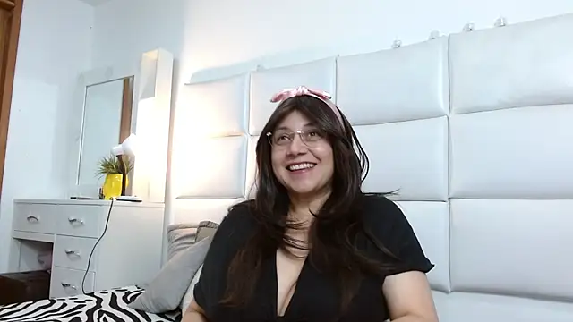 Snapshot of Caroline_belle chatting on November 21, 2025, 3:27 am Caroline belle online show from November 21, 2025, 3:27 am