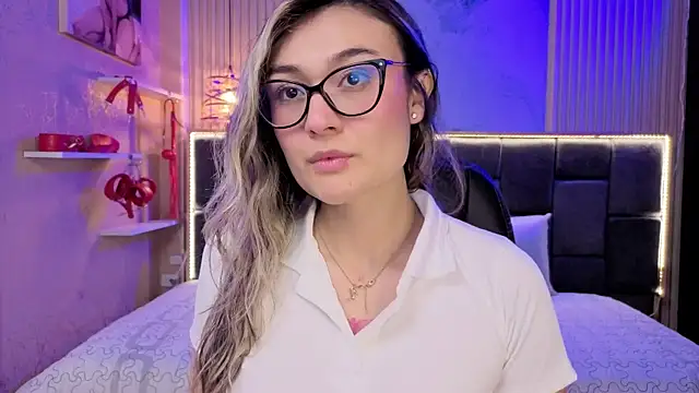 Im-Lola online show from November 15, 2025, 8:05 pm