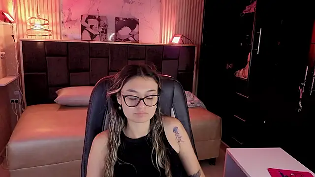 Im-Lola online show from February 27, 2026, 8:42 pm