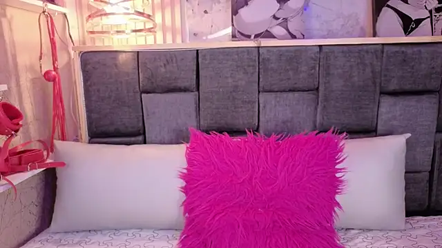 Im-Lola online show from April 28, 2026, 7:19 pm