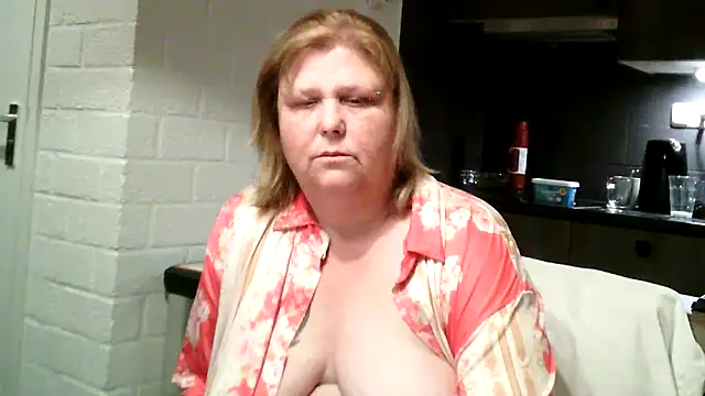 Snapshot of Sylviastar46 chatting on May 3, 2026, 9:10 pm Sylviastar46 online show from May 3, 2026, 9:10 pm