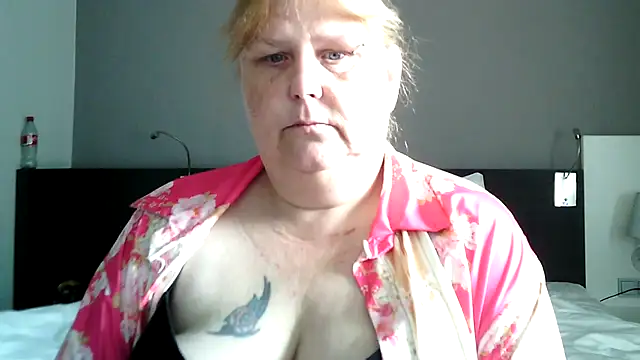 Snapshot of Sylviastar46 chatting on May 16, 2026, 7:38 am Sylviastar46 online show from May 16, 2026, 7:38 am