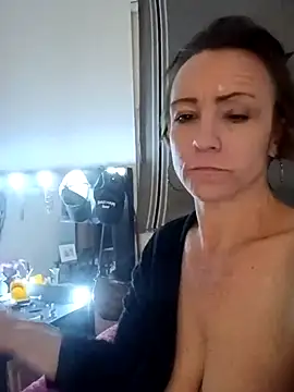 Karebearz1 online show from October 30, 2025, 12:17 pm