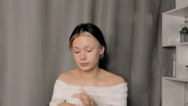 Snapshot of BrandiFraise chatting on November 2, 2025, 1:46 pm BrandiFraise online show from November 2, 2025, 1:46 pm