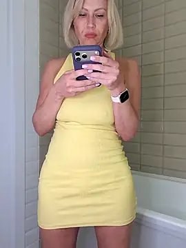 Snapshot of Elle_Milfa chatting on June 3, 2026, 8:25 pm Elle Milfa online show from June 3, 2026, 8:25 pm