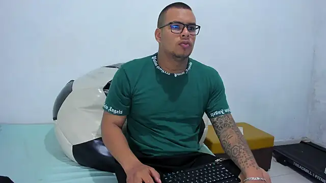 Snapshot of LucassFoster chatting on November 24, 2025, 1:22 pm LucassFoster online show from November 24, 2025, 1:22 pm