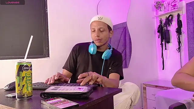 DamianandEva online show from May 13, 2026, 12:57 pm