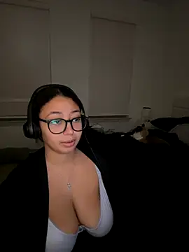 Snapshot of minha_baby chatting on November 18, 2025, 5:01 am minha baby online show from November 18, 2025, 5:01 am