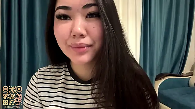 Snapshot of APRYLSUN chatting on November 1, 2025, 2:35 am APRYLSUN online show from November 1, 2025, 2:35 am