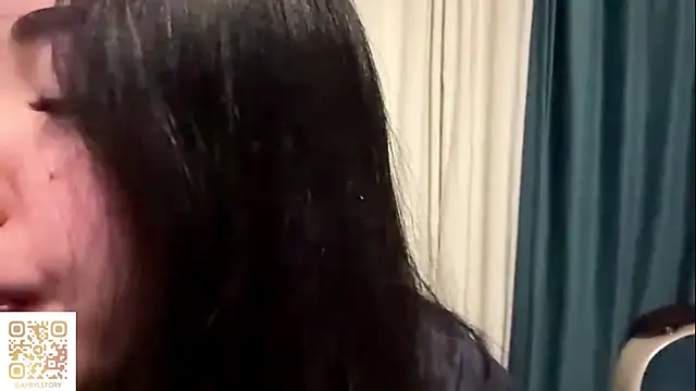 Snapshot of APRYLSUN chatting on November 17, 2025, 1:28 pm APRYLSUN online show from November 17, 2025, 1:28 pm