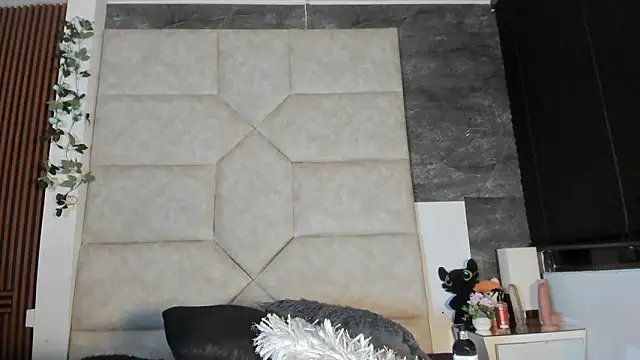 Liia Leens online show from February 19, 2026, 4:08 am