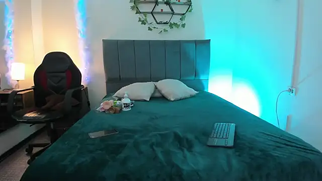 Lucerop  online show from December 19, 2025, 3:13 am