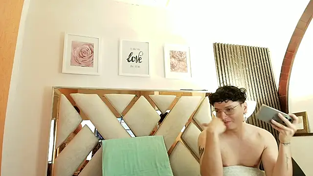 Zoe And Dylan  online show from July 31, 2026, 12:15 pm