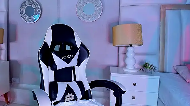 Snapshot of AdaraaMuller chatting on November 27, 2025, 8:11 pm AdaraaMuller online show from November 27, 2025, 8:11 pm