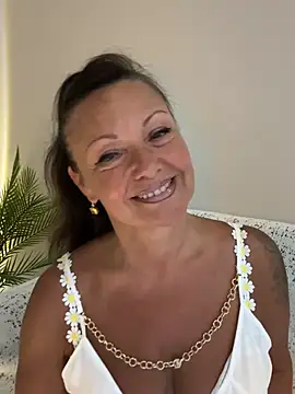 HotLdyllic online show from June 25, 2026, 7:51 pm