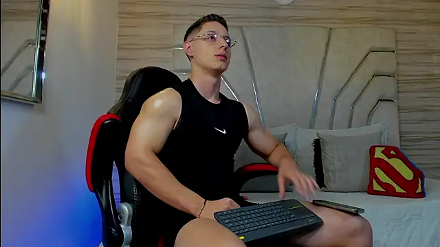 MAXTHOMSON online show from January 17, 2026, 1:54 am