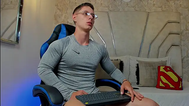 MAXTHOMSON online show from March 12, 2026, 1:23 am