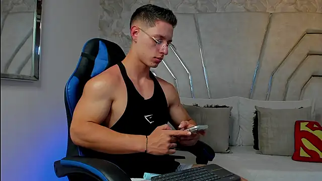 MAXTHOMSON online show from March 18, 2026, 1:31 am