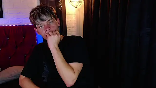 Snapshot of frankboyx chatting on November 17, 2025, 8:14 pm frankboyx online show from November 17, 2025, 8:14 pm