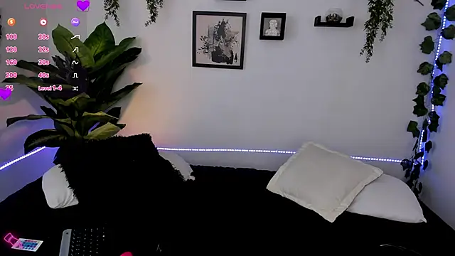 Evelyn R  online show from December 19, 2025, 3:30 pm