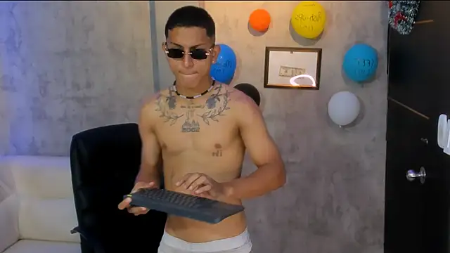 Snapshot of soy_Aron chatting on November 22, 2025, 2:49 pm soy Aron online show from November 22, 2025, 2:49 pm