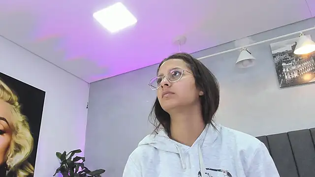 Snapshot of kendra_london chatting on June 16, 2026, 11:24 am kendra london online show from June 16, 2026, 11:24 am
