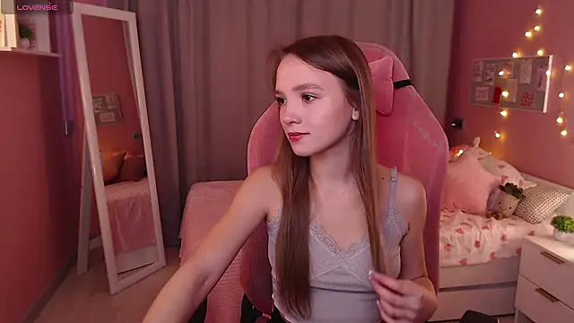 Snapshot of Adria_Arjona chatting on November 16, 2025, 7:36 am Adria Arjona online show from November 16, 2025, 7:36 am