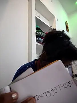 Snapshot of Simmy_hot chatting on December 17, 2025, 4:35 pm Simmy hot online show from December 17, 2025, 4:35 pm