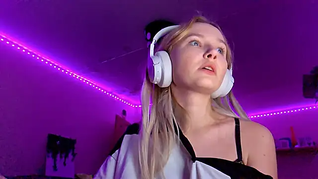 KarinRobertson online show from November 13, 2025, 6:18 pm