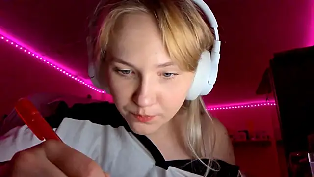 KarinRobertson online show from November 28, 2025, 6:32 pm