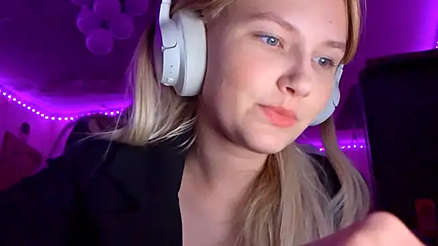 KarinRobertson online show from December 1, 2025, 6:35 pm