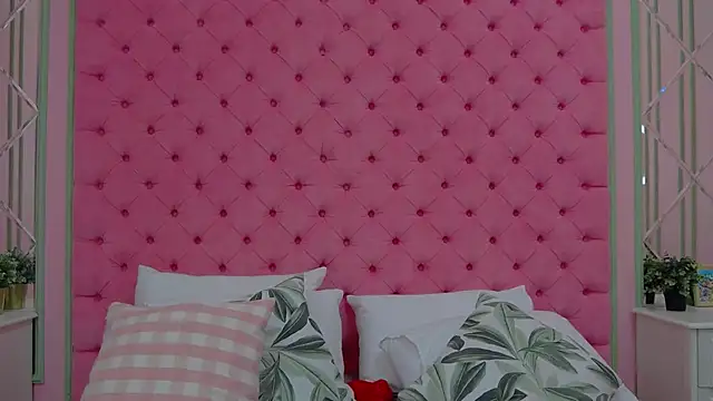 Snapshot of EmilyMosley chatting on November 6, 2025, 4:24 am EmilyMosley online show from November 6, 2025, 4:24 am