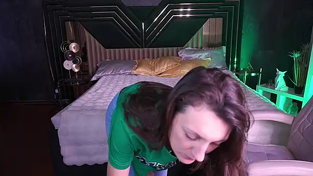 ZafiraMoonn online show from December 18, 2025, 7:14 am