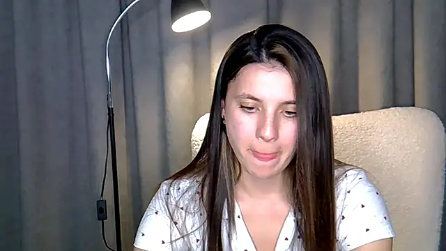 Snapshot of KiraHoney chatting on June 16, 2026, 7:16 pm KiraHoney online show from June 16, 2026, 7:16 pm