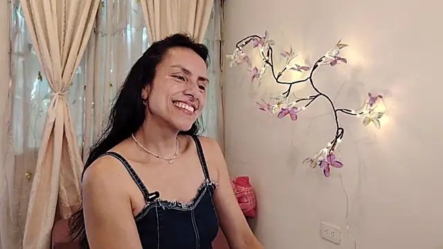 Snapshot of Bella_Exhibition chatting on May 6, 2026, 7:19 pm Bella Exhibition online show from May 6, 2026, 7:19 pm