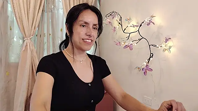 Snapshot of Bella_Exhibition chatting on May 14, 2026, 7:09 pm Bella Exhibition online show from May 14, 2026, 7:09 pm