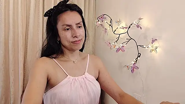 Snapshot of Bella_Exhibition chatting on May 27, 2026, 7:22 pm Bella Exhibition online show from May 27, 2026, 7:22 pm