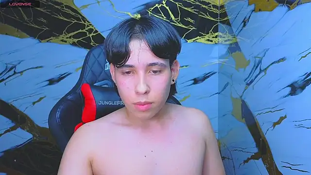 Snapshot of Suarezz10_ chatting on November 15, 2025, 1:36 am Suarezz10 online show from November 15, 2025, 1:36 am