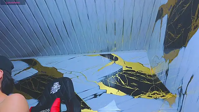 Snapshot of Suarezz10_ chatting on November 25, 2025, 10:37 am Suarezz10 online show from November 25, 2025, 10:37 am