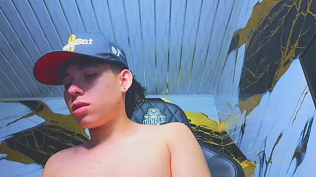 Snapshot of Suarezz10_ chatting on December 3, 2025, 4:05 pm Suarezz10 online show from December 3, 2025, 4:05 pm