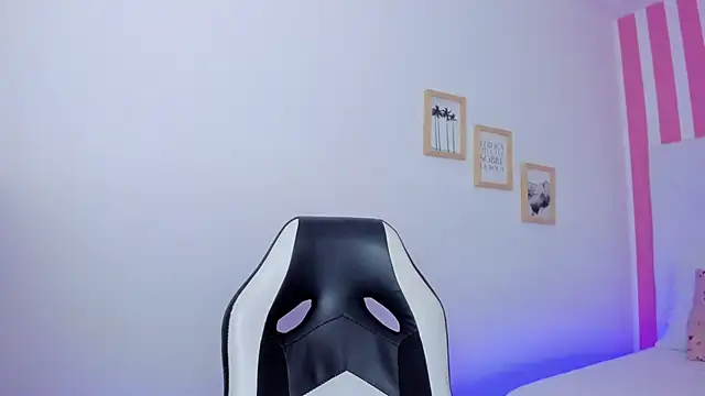 Snapshot of Emi_Rosee chatting on November 29, 2025, 1:47 pm Emi Rosee online show from November 29, 2025, 1:47 pm