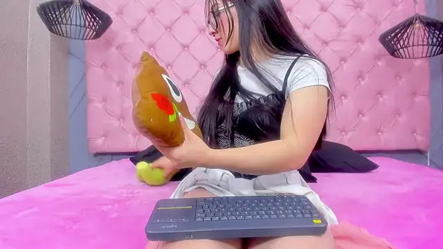 Mia Horney online show from December 22, 2025, 1:52 pm