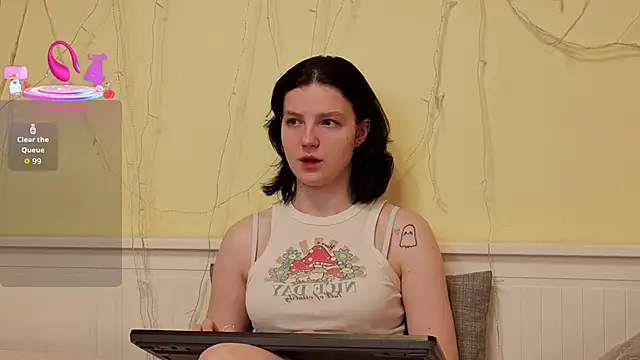 LatinaHuguenin online show from December 2, 2025, 7:03 am